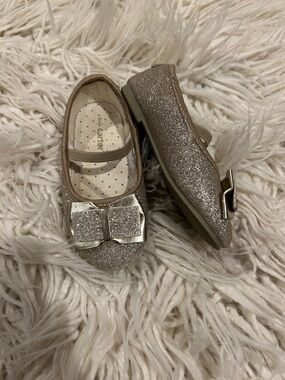 Carter's little Girls' Sz 7 Shimmery Gold Bow Mary Jane Flats